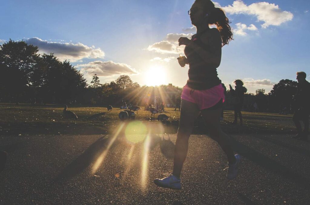 Jogging e corrida: Entenda como esses exercícios melhoram sua saúde mental