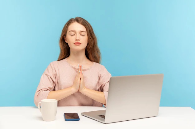 Alongamentos de yoga para fazer nas pausas do trabalho